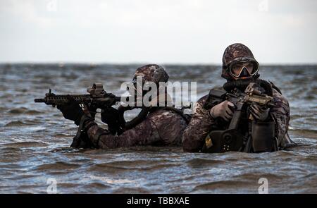 U.S. Navy SEALs, affecté à des opérations spéciales de la marine, du groupe 2 viennent à terre pendant l'opération de plongée des exercices en équipement de combat complet 29 mai 2019 près de Little River, Virginia. Les phoques sont la composante maritime des Forces spéciales américaines et sont formés pour effectuer une variété d'opérations à partir de la mer, air et terre. Banque D'Images