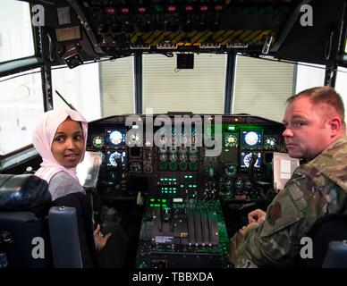 U.S. Rep. Ilhan Omar du Minnesota, à gauche, est assis dans le cockpit d'un C-130 Hercules au cours d'une visite à la la 133e Airlift Wing 29 Mai, 2019 à St Paul, Minnesota. Banque D'Images