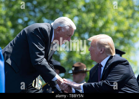 Président américain Donald Trump House accueille au chef de la majorité Steny Hoyer du Maryland, à la 38e conférence annuelle des agents de la paix nationale Service commémoratif sur la pelouse de l'ouest du Capitole le 15 mai 2019 à Washington, DC. Banque D'Images