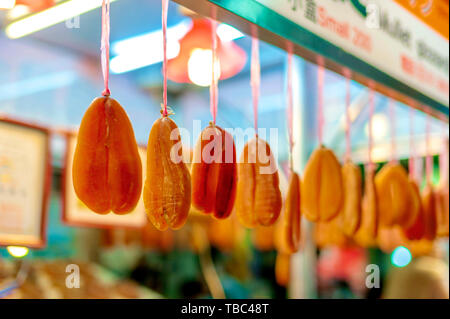 Oeufs de poisson noir au marché de nuit de Liuhe à Kaohsiung, Taiwan Banque D'Images