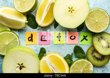 Mot DETOX avec fruits frais sur un fond de couleur Banque D'Images