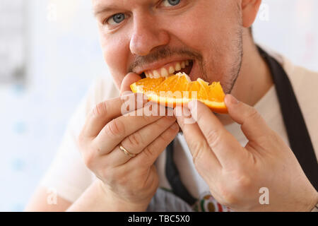 L'homme manger Cuisine Chef jus Orange Portrait Banque D'Images