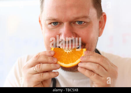 Smiling Chef Vegan Manger Portrait de fruits tropicaux Banque D'Images