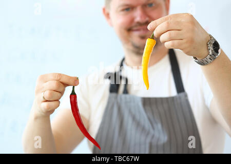 Smiling Chef Holding Red piment de Cayenne Bio Banque D'Images