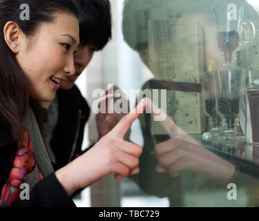 Un couple est allé shopping au centre commercial. Banque D'Images