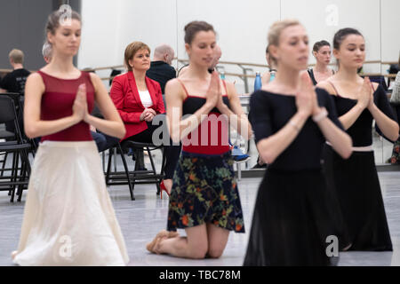 Premier ministre Nicola Sturgeon montres un exclusif de répétition le creuset de l'avant de la première mondiale au Festival International d'Édimbourg, lors d'une visite au Scottish Ballet, Glasgow, pour célébrer le 50e anniversaire de la compagnie de danse nationale de l'Ecosse. Banque D'Images