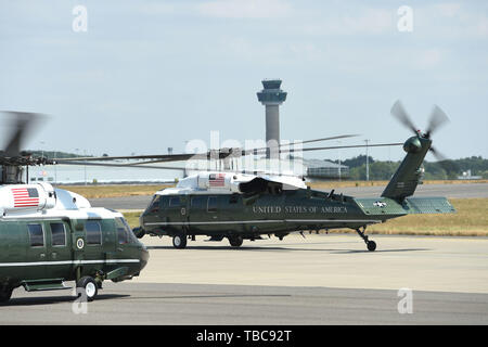 Photo de fichier en date du 12/07/18 des hélicoptères présidentielles américaines qui sont connus sous le nom de Marine One lorsque le président est à bord et peut être soit VH-3D Sea King ou VH-60N White Hawks, qui sera utilisé pour transporter le Président Donald Trump au cours de sa visite d'Etat en Grande-Bretagne la semaine prochaine. Banque D'Images