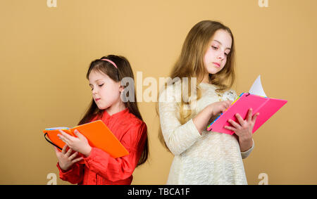 Heureux les petits enfants prêts pour l'école leçon. les élèves de lire un livre. Projet d'école. Amitié et fraternité. de cahiers d'écriture. Retour à l'école. les petites filles avec note books. La découverte de la guérison. Banque D'Images