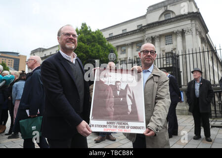 (De gauche à droite) Les journalistes Trevor Birney et Barry McCaffrey quitter la Royal Courts of Justice à Belfast, après que les juges ont indiqué qu'ils aimeraient faire annuler les mandats de perquisition leur maison et bureau. Banque D'Images