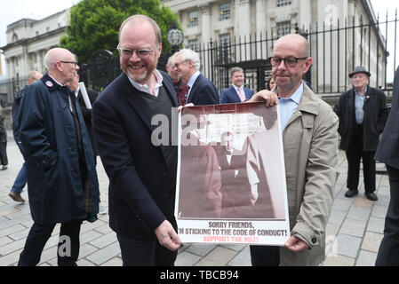 (De gauche à droite) Les journalistes Trevor Birney et Barry McCaffrey quitter la Royal Courts of Justice à Belfast, après que les juges ont indiqué qu'ils aimeraient faire annuler les mandats de perquisition leur maison et bureau. Banque D'Images