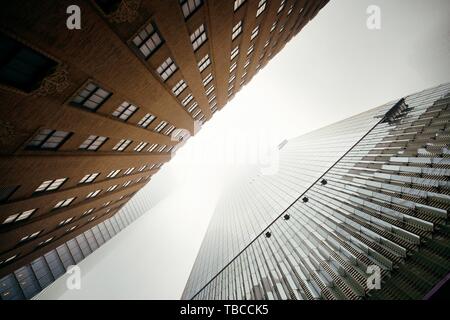 NEW YORK CITY - NOV 12 : gratte-ciel dans un jour brumeux le 12 novembre 2014 à Manhattan, New York City. Avec une population de 8,4 millions de dollars, c'est la ville la plus peuplée des États-Unis. Banque D'Images