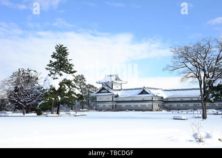 Le château de Kanazawa dans la neige de l'hiver Banque D'Images