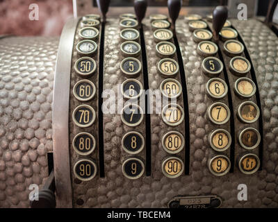 Vintage metal caisse avec boutons numérotés Banque D'Images