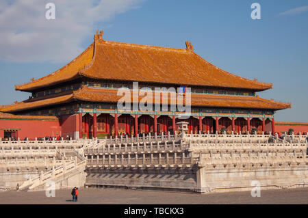 La cité interdite Le Palais impérial chinois de la dynastie Ming. Vue sur la place de l'harmonie avec la salle de l'harmonie suprême en arrière-plan Banque D'Images