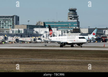 Un Air Canada Express Embraer ERJ170 avion est vu au départ de Montréal l'Aéroport international Pierre Elliott Trudeau de Montréal, Québec, Canada, sur un Banque D'Images