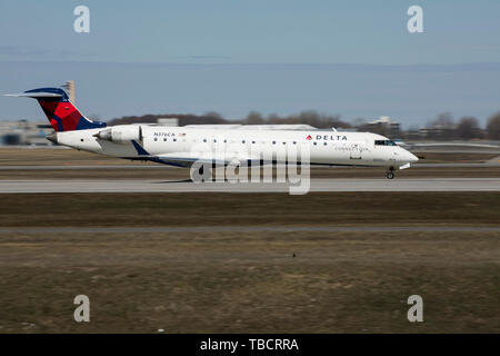 Delta Connection un avion Bombardier CRJ700 est considéré au départ de l'aéroport international Pierre-Elliott-Trudeau de Montréal, Québec, Canada, le Banque D'Images