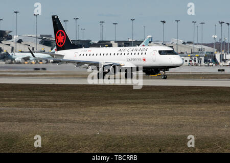 Un Air Canada Express Embraer ERJ170 avion est vu au départ de Montréal l'Aéroport international Pierre Elliott Trudeau de Montréal, Québec, Canada, sur un Banque D'Images