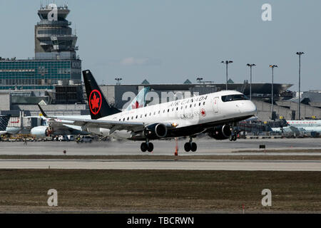 Un Air Canada Express Embraer ERJ170 avion est vu à l'atterrissage à l'aéroport international Pierre-Elliott-Trudeau de Montréal, Québec, Canada, le Banque D'Images