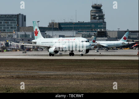 Un Airbus A320 d'Air Canada est vu d'avion au départ de l'aéroport international Pierre-Elliott-Trudeau de Montréal, Québec, Canada, le 22 avril 20 Banque D'Images
