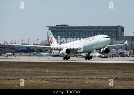 Un Airbus A330 d'Air Canada est vu d'avion à l'atterrissage à l'aéroport international Pierre-Elliott-Trudeau de Montréal, Québec, Canada, le 22 avril, 2 Banque D'Images