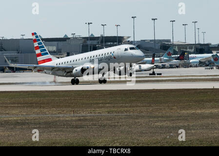 Un American Eagle Embraer ERJ 170 avion est vu à l'atterrissage à l'aéroport international Pierre-Elliott-Trudeau de Montréal, Québec, Canada, le Avr Banque D'Images