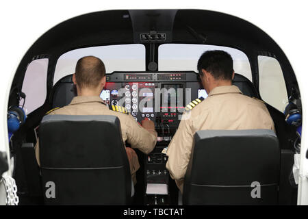 La formation sur simulateur d'avions de chasse avec deux pilotes. Un simulateur de vol est un appareil qui re-crée artificiellement un aéronef en vol et de l'environnement Banque D'Images