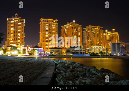 Le skyline panorama de la zone Pearl-Qatar bâtiments à Doha, au Qatar, la nuit. Le Pearl-Qatar est une île artificielle qui couvre près de quatre carré ki Banque D'Images