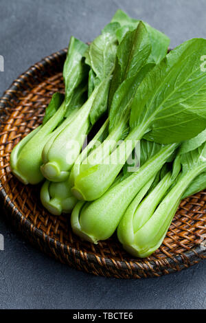 Le Bok choy salade fraîche sur plaque de bois. Fond gris. Banque D'Images