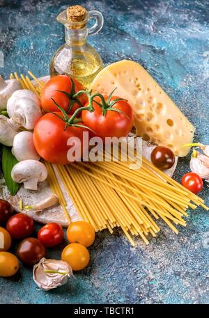 Les pâtes italiennes, champignons, tomates, herbes et épices. Une cuisine méditerranéenne traditionnelle Banque D'Images