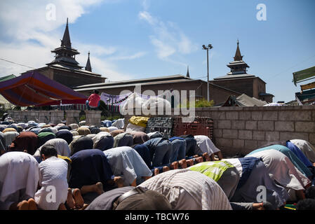 Les musulmans du Cachemire offrir des prières le long d'une route à l'extérieur au cours de Jamia Masjid-ul-Jumat Widah, le dernier vendredi du mois de Ramadan islamique. Le mois le plus saint de l'Islam Le Ramadan est une période de prière intense, l'aube au coucher du jeûne et de fêtes nocturnes. Banque D'Images