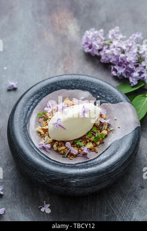 La crème glacée avec des fleurs lilas, restaurant disg, copy space Banque D'Images