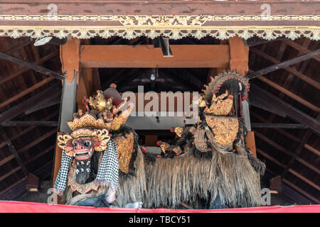 Banjar Gelulung, Bali, Indonésie - 26 Février 2019 : Mas de village. Haut de la marionnette à entrée de Sahadewa danse Barong Studio Building. Banque D'Images