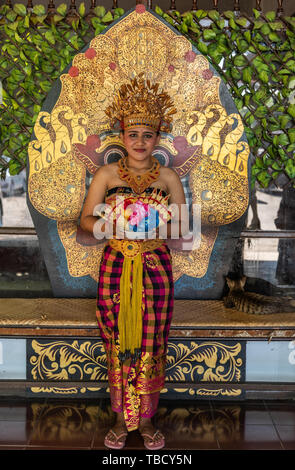 Banjar Gelulung, Bali, Indonésie - 26 Février 2019 : Mas de village. Portrait de l'hôtesse de Sahadewa Studio de danse Barong en costume traditionnel et en fro Banque D'Images