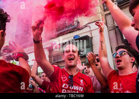 Supporters de Liverpool chanter et applaudir à l'aide de fusées éclairantes sur les rues avant les finales. Madrid accueillera la finale de la Ligue des Champions entre Liverpool et Tottenham Hotspur à l'Wanda Metropolitano Stadium. Banque D'Images