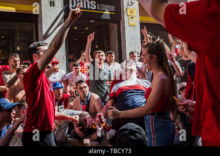 Supporters de Liverpool chanter et applaudir les rues avant les finales. Madrid accueillera la finale de la Ligue des Champions entre Liverpool et Tottenham Hotspur à l'Wanda Metropolitano Stadium. Banque D'Images