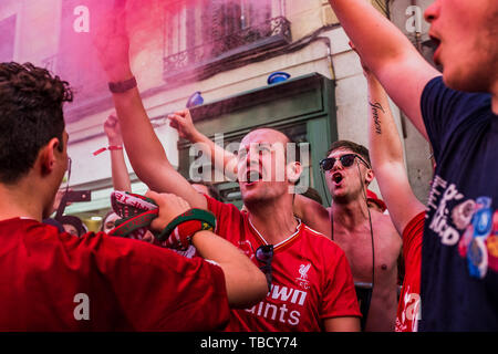 Supporters de Liverpool chanter et applaudir les rues avant les finales. Madrid accueillera la finale de la Ligue des Champions entre Liverpool et Tottenham Hotspur à l'Wanda Metropolitano Stadium. Banque D'Images