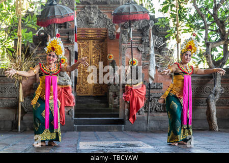 Banjar Gelulung, Bali, Indonésie - 26 Février 2019 : Mas de village. Jouer sur scène. Deux femmes avec des ornements de la tête et le costume traditionnel avec la broche Banque D'Images