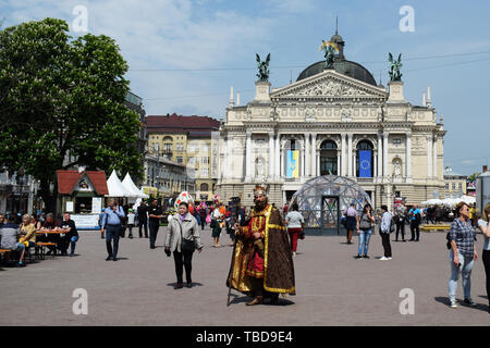 L'Ukraine, Lviv - Mai 2019 : un homme dans le costume carnaval du Roi Danylo Galitsky contre l'arrière-plan du théâtre de l'Opéra de Lviv. Costume de carnaval. Banque D'Images