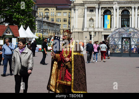 L'Ukraine, Lviv - Mai 2019 : un homme en costume de roi Danylo Galitsky dans le centre de Lviv. Costume de carnaval. Porte sur le châssis. Banque D'Images