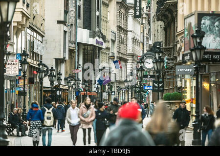 BUDAPEST, HONGRIE - 24 août, 2018 : c'est l'une des principales rue commerçante célèbre auprès des touristes de Budapest Banque D'Images