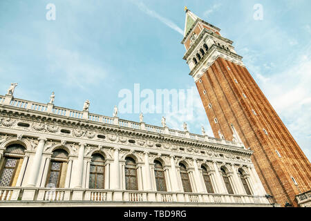 Vue de dessous de la place Saint-Marc avec la Basilique de Saint Marc et le clocher de St Mark's Campanile Banque D'Images