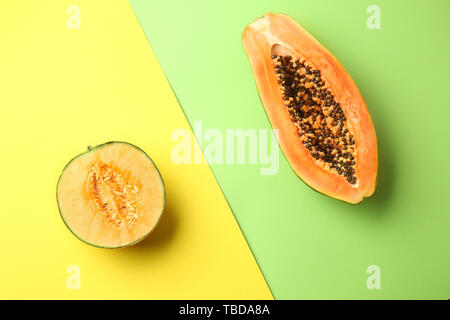 Couper le melon et la papaye délicieux sur un fond de couleur Banque D'Images