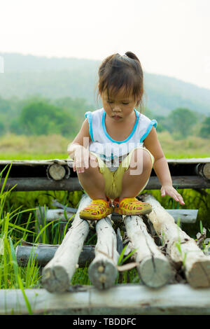 Un petit enfant marche le long de la route de champ de riz, galerie d'images haute résolution. Banque D'Images