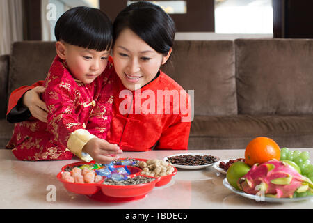 La famille accueille le Nouvel An chinois. Banque D'Images