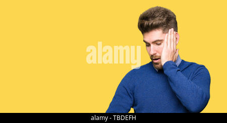 Beau jeune homme d'affaires à la recherche à l'heure d'inquiétude, peur de se faire tard Banque D'Images