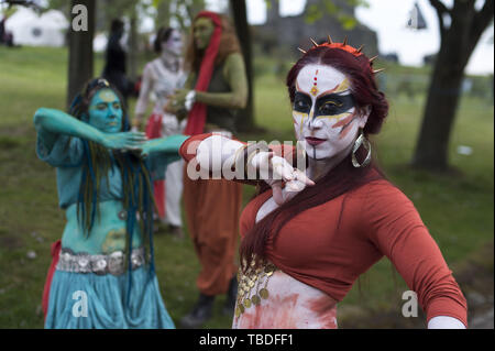 Revelers inscrivez-vous Beltane groupe pour les premiers signes de l'été sur Calton Hill pour fêter Beltane Fire Festival mettant en vedette : Atmosphère Où : Édinbourg, Royaume-Uni Quand : 30 Avr 2019 Crédit : Euan Cherry/WENN Banque D'Images