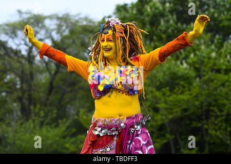 Revelers inscrivez-vous Beltane groupe pour les premiers signes de l'été sur Calton Hill pour fêter Beltane Fire Festival mettant en vedette : Atmosphère Où : Édinbourg, Royaume-Uni Quand : 30 Avr 2019 Crédit : Euan Cherry/WENN Banque D'Images