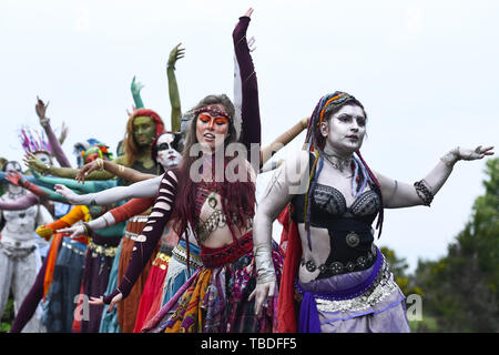 Revelers inscrivez-vous Beltane groupe pour les premiers signes de l'été sur Calton Hill pour fêter Beltane Fire Festival mettant en vedette : Atmosphère Où : Édinbourg, Royaume-Uni Quand : 30 Avr 2019 Crédit : Euan Cherry/WENN Banque D'Images