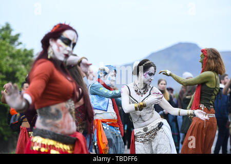 Revelers inscrivez-vous Beltane groupe pour les premiers signes de l'été sur Calton Hill pour fêter Beltane Fire Festival mettant en vedette : Atmosphère Où : Édinbourg, Royaume-Uni Quand : 30 Avr 2019 Crédit : Euan Cherry/WENN Banque D'Images