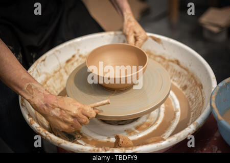 Artisan travaillant sur potter roue. Libre de mains sales Banque D'Images